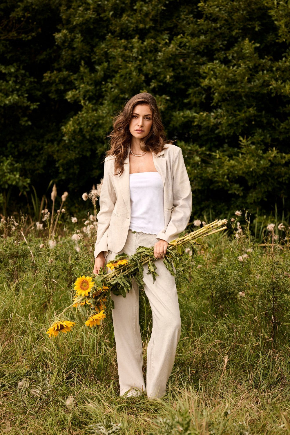The Cream June Pant is your summer wardrobe essential. This lightweight linen blend dress pant offers breathable comfort without sacrificing polish. Designed to move with you through warm months while maintaining a refined, put-together look.