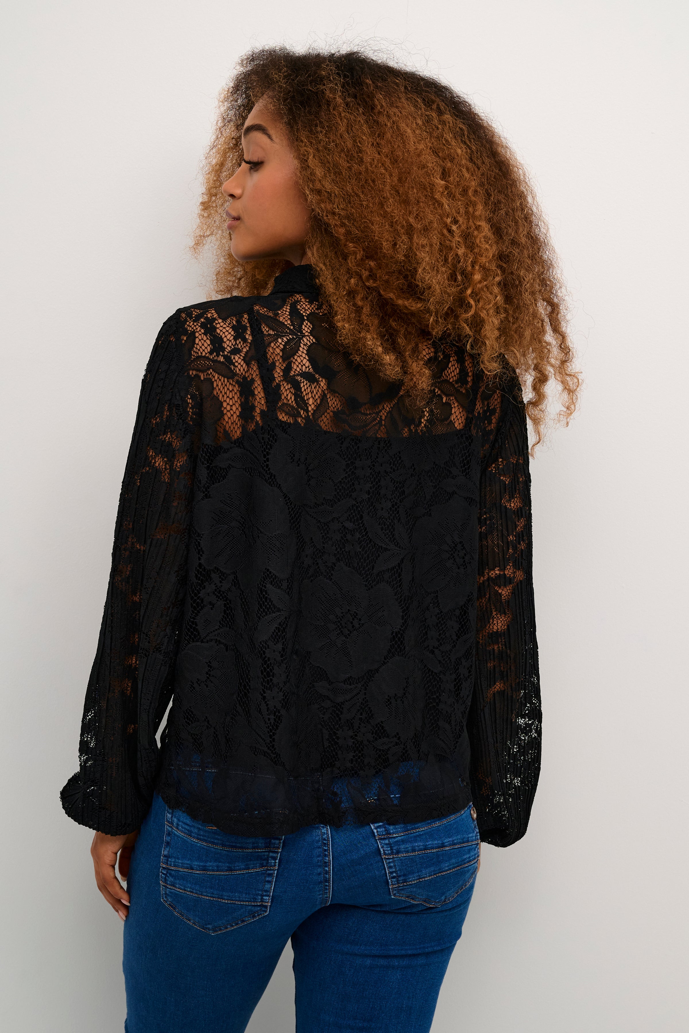 The Cream Kanni Lace Shirt is a versatile piece that can be dressed up for a special event or dressed down with denim. This elegant shirt includes a removable cami for added convenience and is a must-have for any wardrobe looking to add a touch of sophistication.