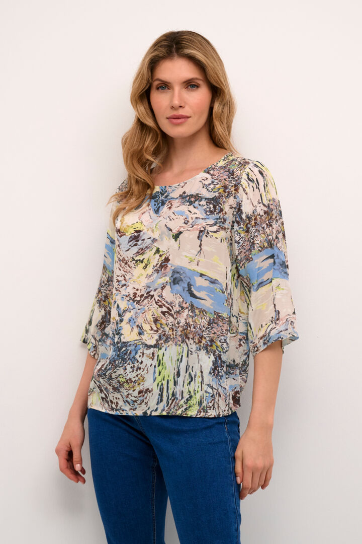 Designed to be both stylish and practical, this hip-length blouse shows off a straight-fit design. Its 3/4 sleeves add a unique touch to this woven top, perfect for any occasion. The choice of 100% Viscose ensures quality, in a piece that subtly impresses.