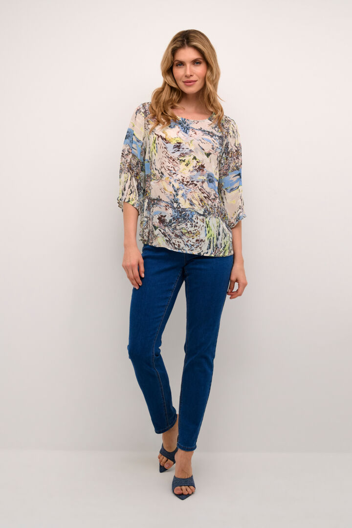 Designed to be both stylish and practical, this hip-length blouse shows off a straight-fit design. Its 3/4 sleeves add a unique touch to this woven top, perfect for any occasion. The choice of 100% Viscose ensures quality, in a piece that subtly impresses.