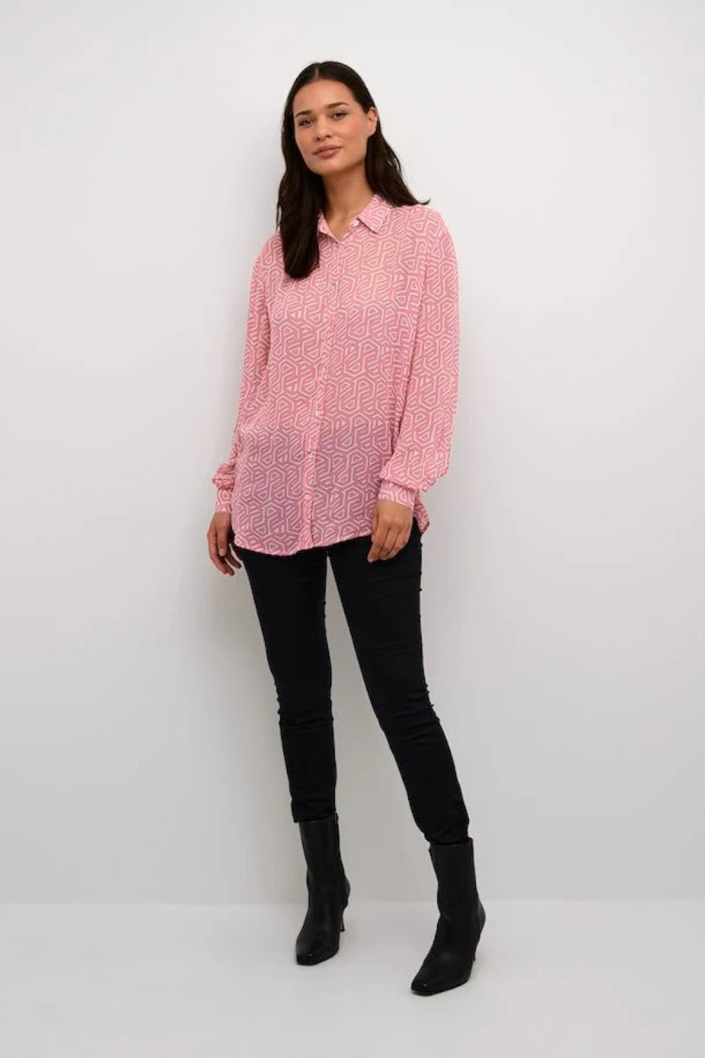 This long-sleeved shirt features a relaxed fit and mid-thigh length, lending a stylish yet comfortable vibe. Crafted in high-quality woven fabric, its geometric print is perfect for versatile wear, complementing both jeans and skirts for a trendy look.