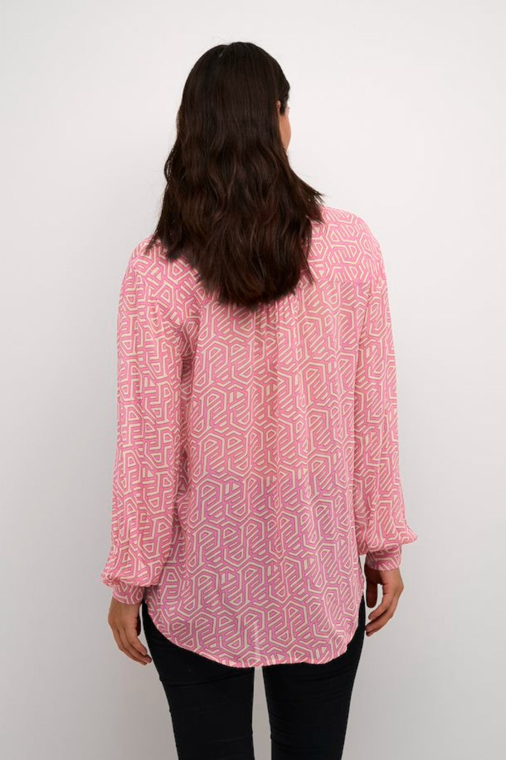 This long-sleeved shirt features a relaxed fit and mid-thigh length, lending a stylish yet comfortable vibe. Crafted in high-quality woven fabric, its geometric print is perfect for versatile wear, complementing both jeans and skirts for a trendy look.
