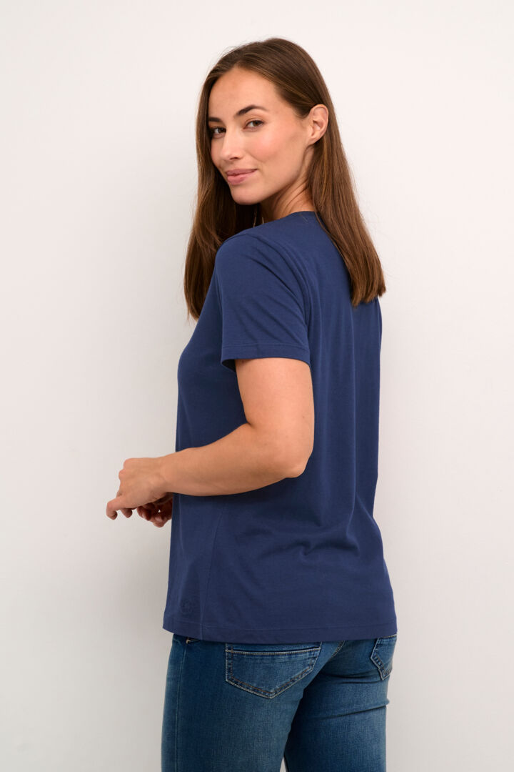 This blue, short-sleeved v-neck Tshirt is made from a comfortable and soft cotton/modal blend, ensuring top-notch quality. With a sleek design and versatile colour, it's the perfect addition to any wardrobe.