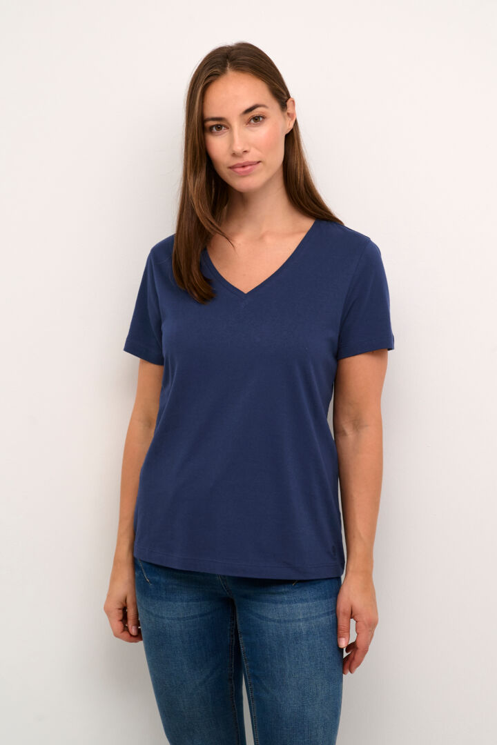 This blue, short-sleeved v-neck Tshirt is made from a comfortable and soft cotton/modal blend, ensuring top-notch quality. With a sleek design and versatile colour, it's the perfect addition to any wardrobe.