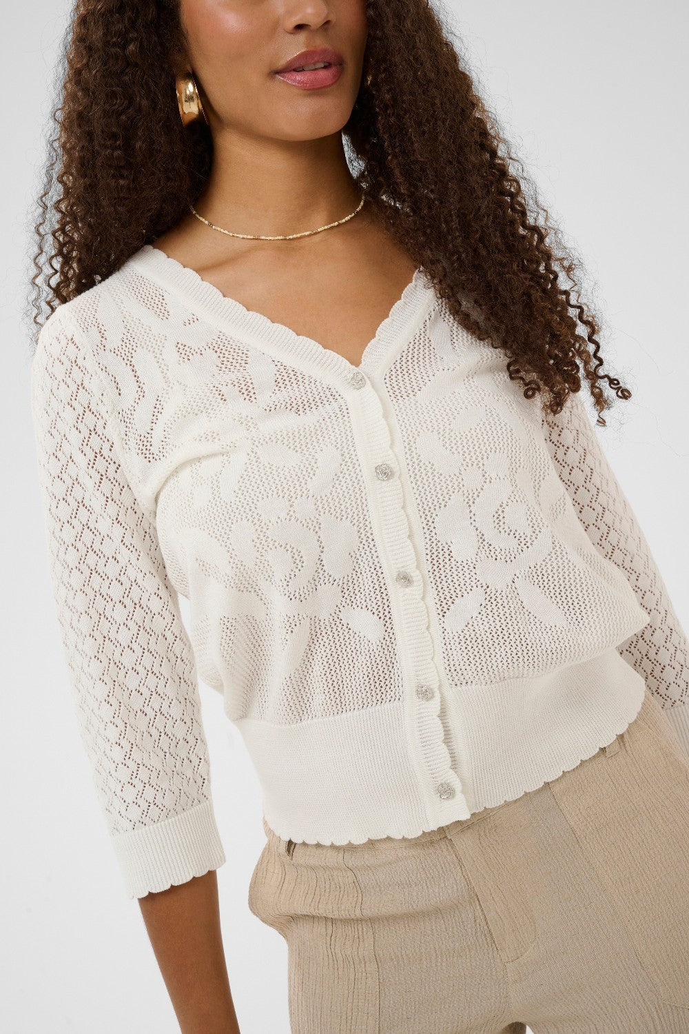 Effortless elegance meets everyday comfort in this 100% cotton cardigan. It features beautiful knit detailing and pretty buttons that add a touch of sophistication. 