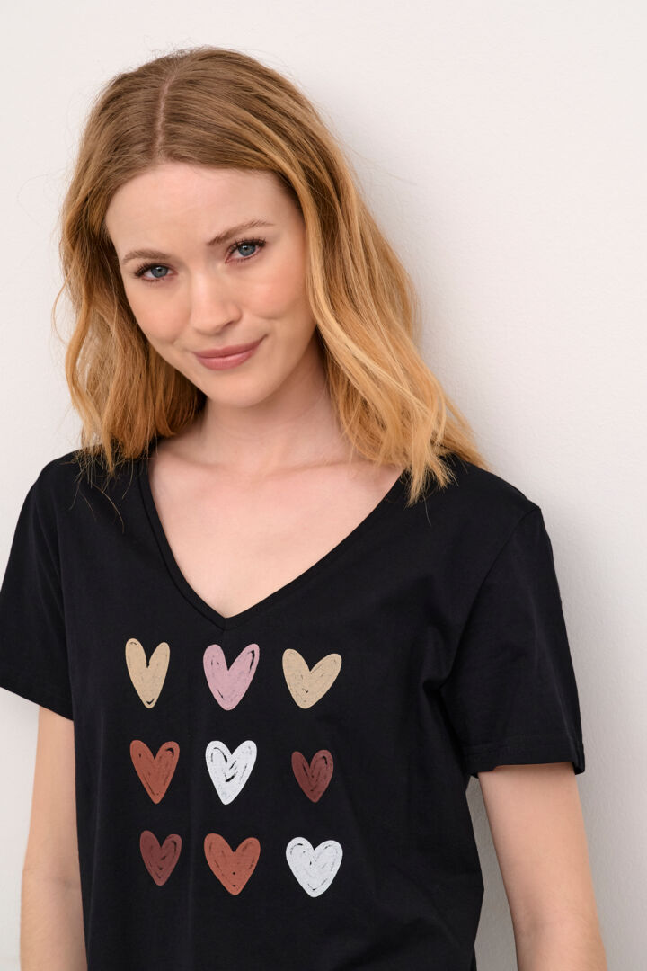 Add a touch of love to your wardrobe with our Cream Rllia T-Shirt. Made with soft cotton, this black v-neck tee features a playful heart motif. Perfect for casual days or dressing up with a twist of humour.