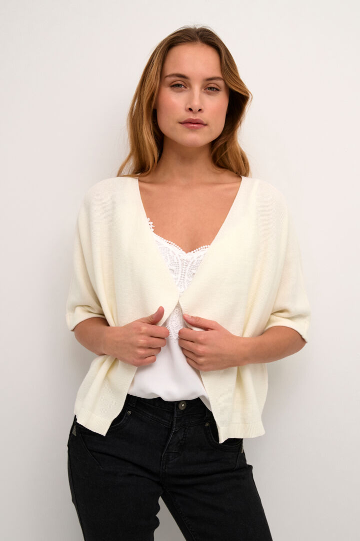 Cream Sillar Knit Bolero is a short length, loose fit knitwear garment composed of 100% Cotton. This product provides a comfortable yet stylish choice for any occasion.  Fit: Loose fit Length: Short length Length: 48 cm corresponds to size XS/S Composition : 100% Cotton
