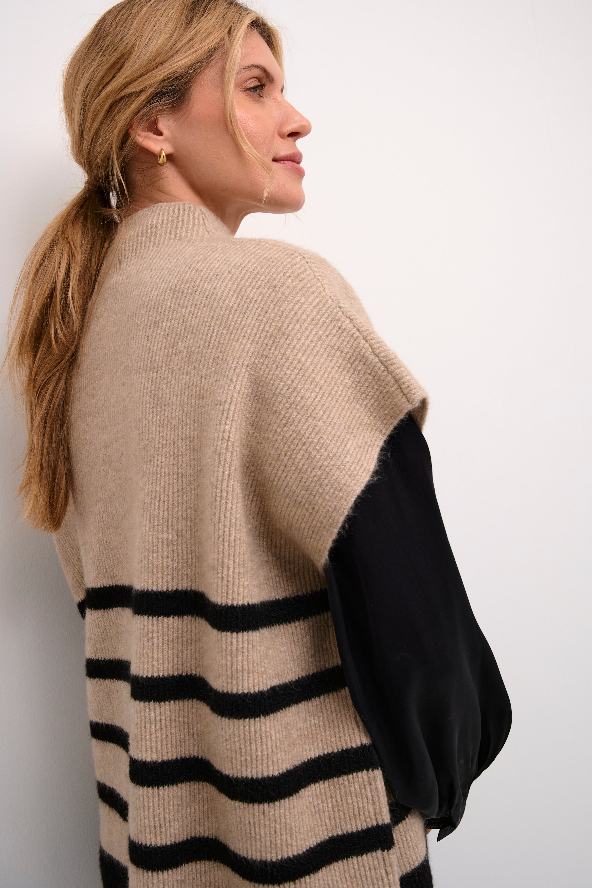 Add warmth and style to your wardrobe with our Cream Stari Knit Slipover. This versatile piece is perfect for layering and adding a touch of casual sophistication to any outfit. Stay cozy and stylish with this must-have addition to your wardrobe.