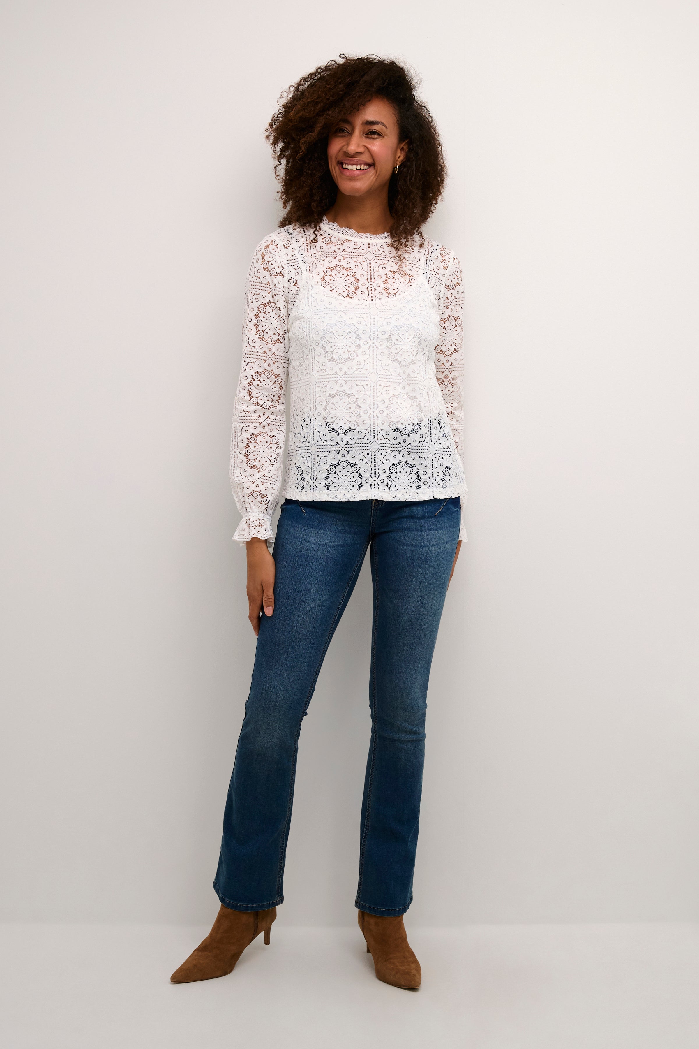 Looking for a beautiful top? Look no further than our Cream Tiley Lace Blouse! Dress it up for a special occasion or pair it with denim for a more casual look. Perfect for any fashionista's wardrobe.