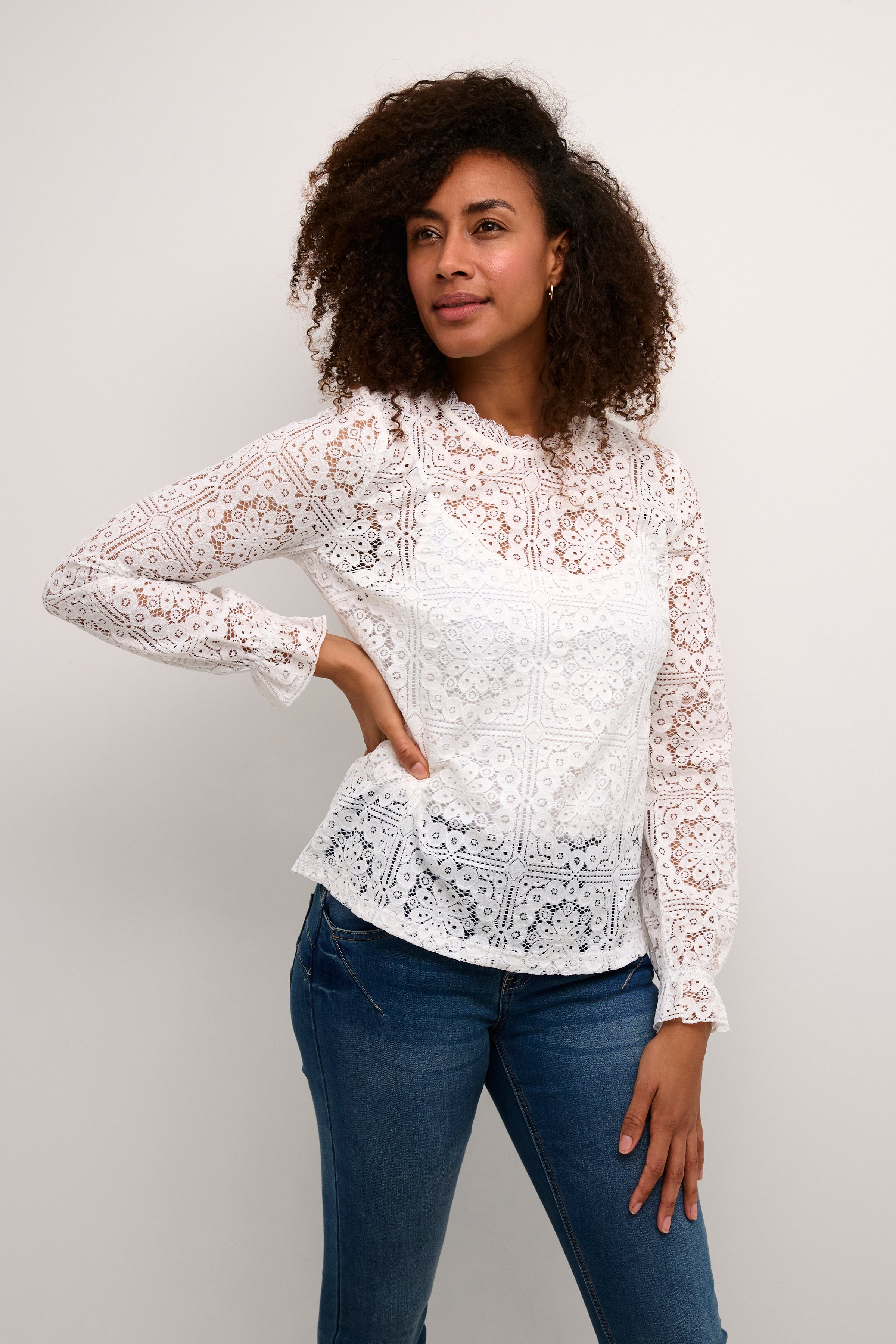 Looking for a beautiful top? Look no further than our Cream Tiley Lace Blouse! Dress it up for a special occasion or pair it with denim for a more casual look. Perfect for any fashionista's wardrobe.