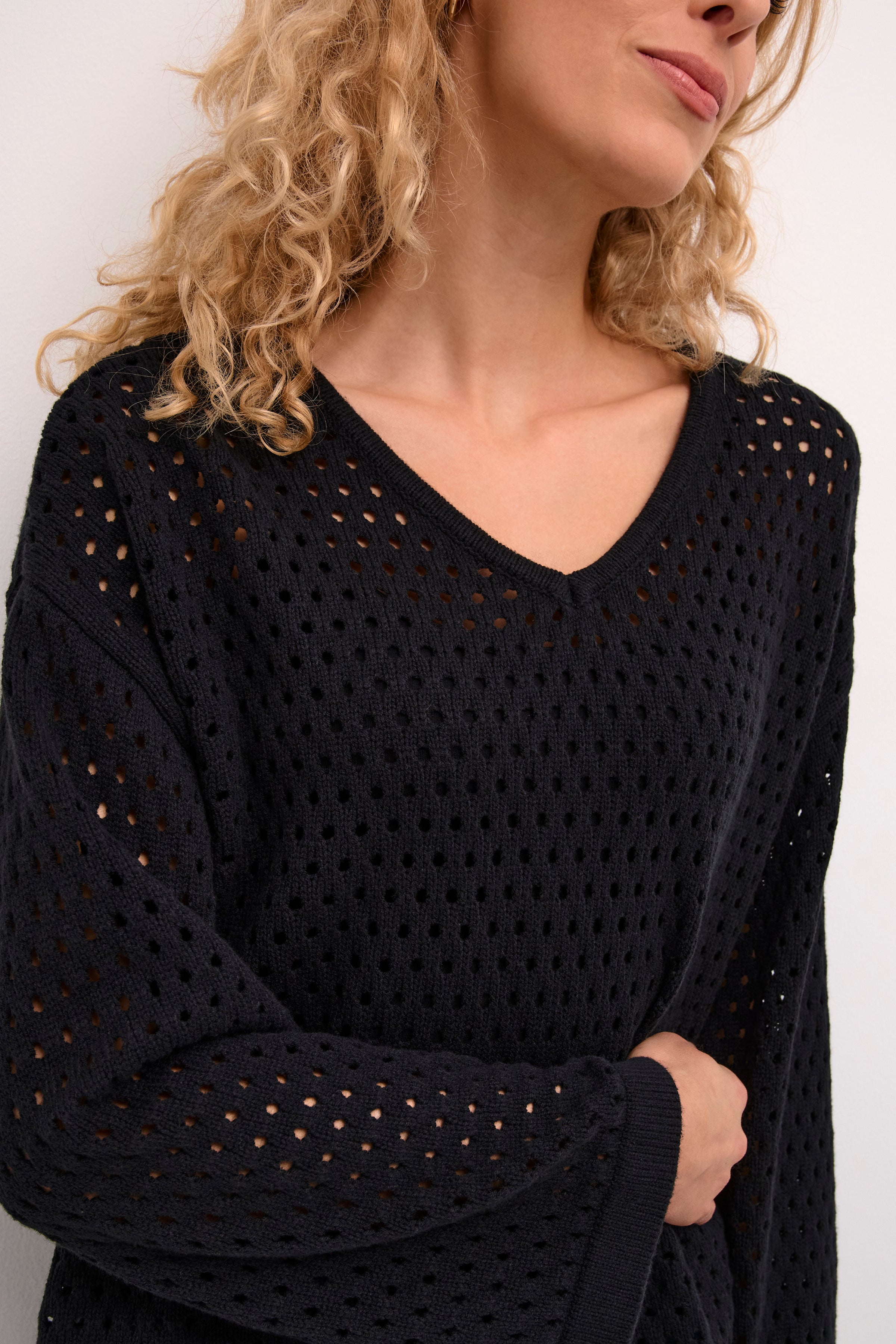 This knitted pullover brings an uncomplicated and modern style to any outfit. With its loose fit and hip length, it offers a relaxed appeal. The durable blend of cotton and acrylic ensures longevity, while the long-sleeve design adds a touch of timeless grace.