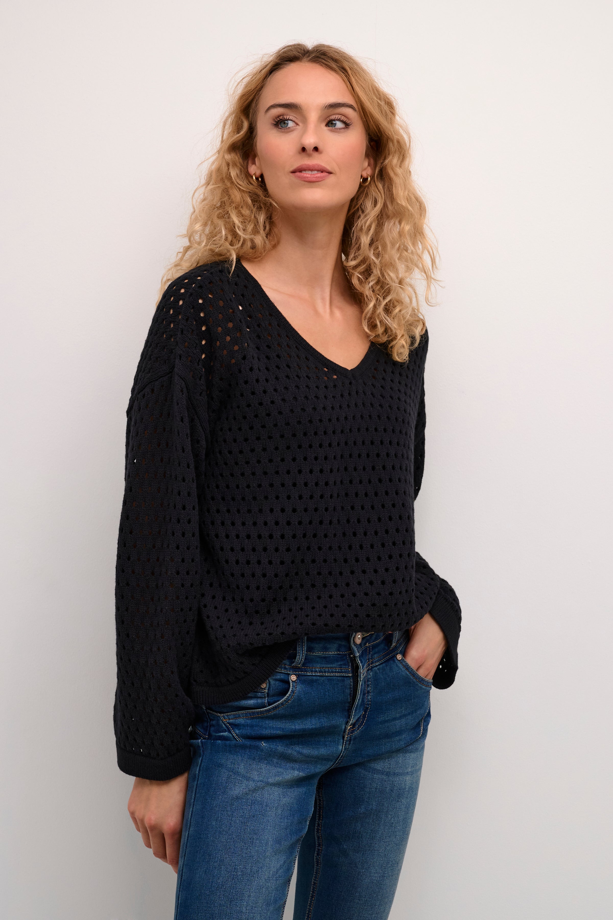 This knitted pullover brings an uncomplicated and modern style to any outfit. With its loose fit and hip length, it offers a relaxed appeal. The durable blend of cotton and acrylic ensures longevity, while the long-sleeve design adds a touch of timeless grace.