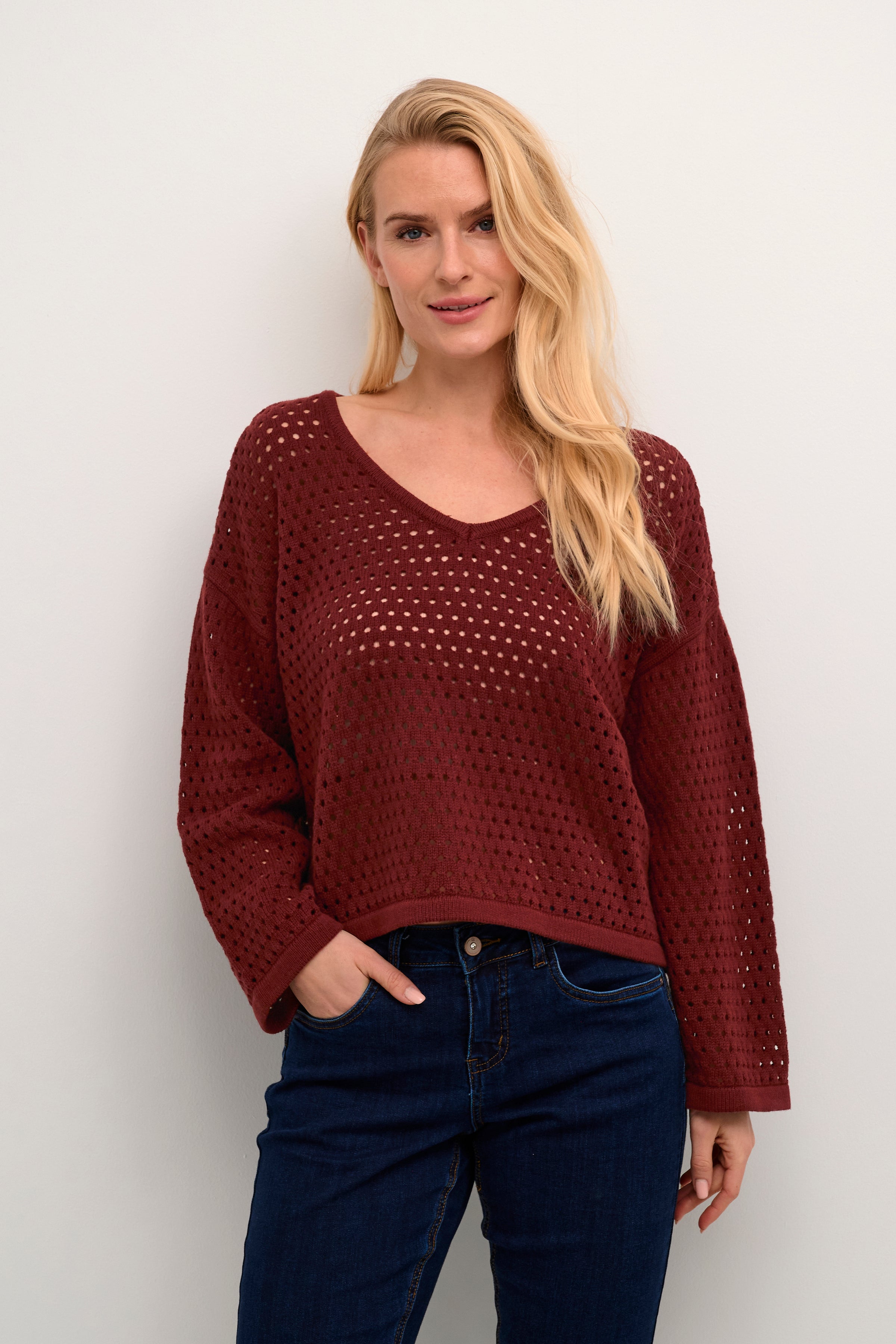 This knitted pullover brings an uncomplicated and modern style to any outfit. With its loose fit and hip length, it offers a relaxed appeal. The durable blend of cotton and acrylic ensures longevity, while the long-sleeve design adds a touch of timeless grace.