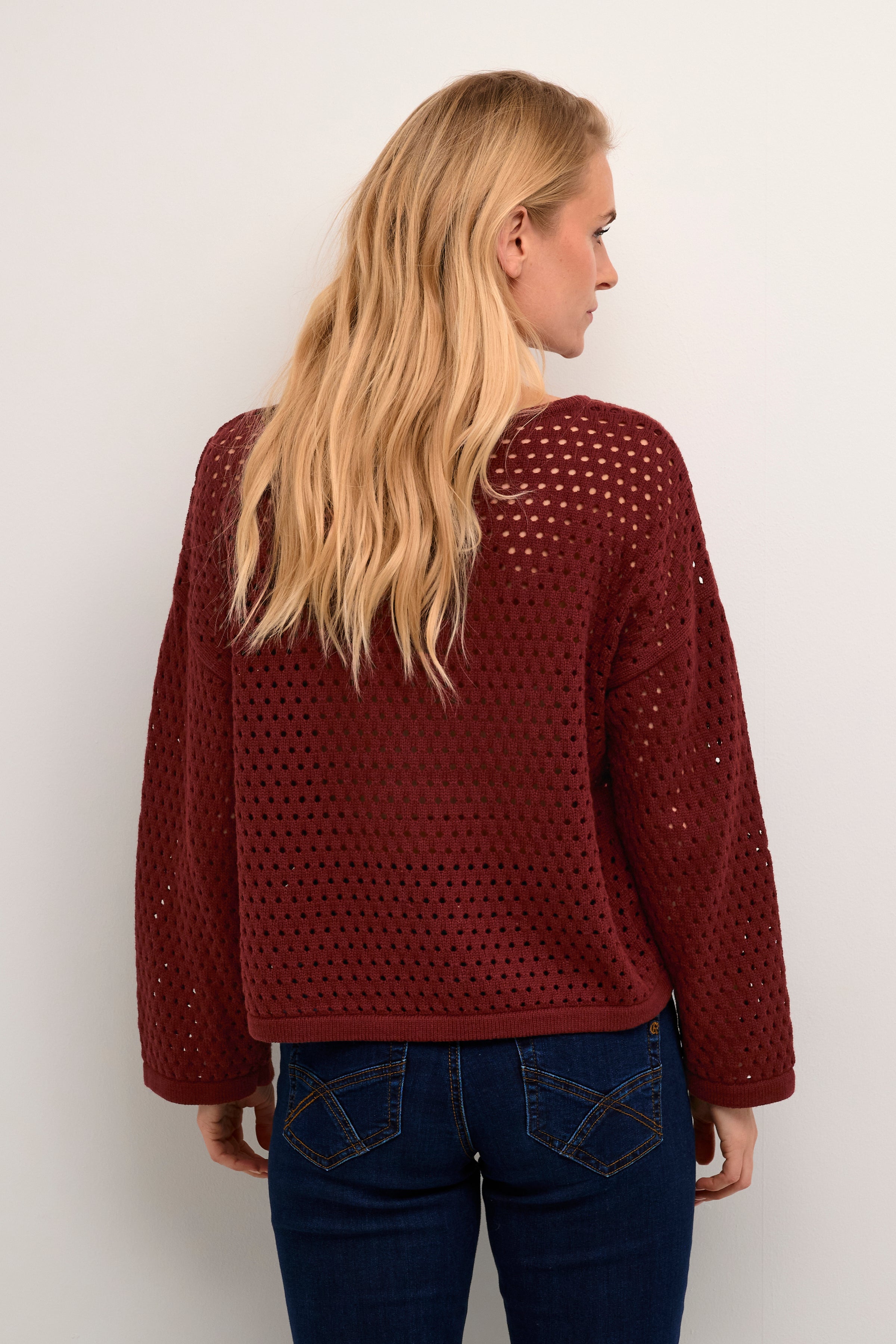 This knitted pullover brings an uncomplicated and modern style to any outfit. With its loose fit and hip length, it offers a relaxed appeal. The durable blend of cotton and acrylic ensures longevity, while the long-sleeve design adds a touch of timeless grace.