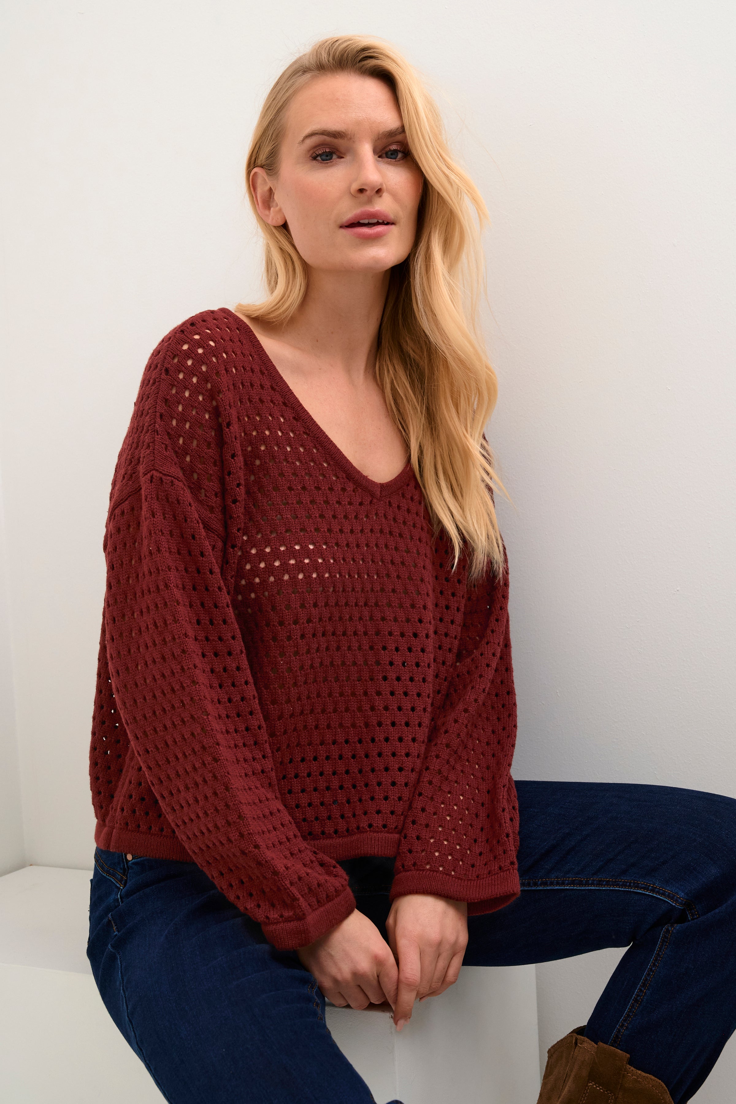 This knitted pullover brings an uncomplicated and modern style to any outfit. With its loose fit and hip length, it offers a relaxed appeal. The durable blend of cotton and acrylic ensures longevity, while the long-sleeve design adds a touch of timeless grace.