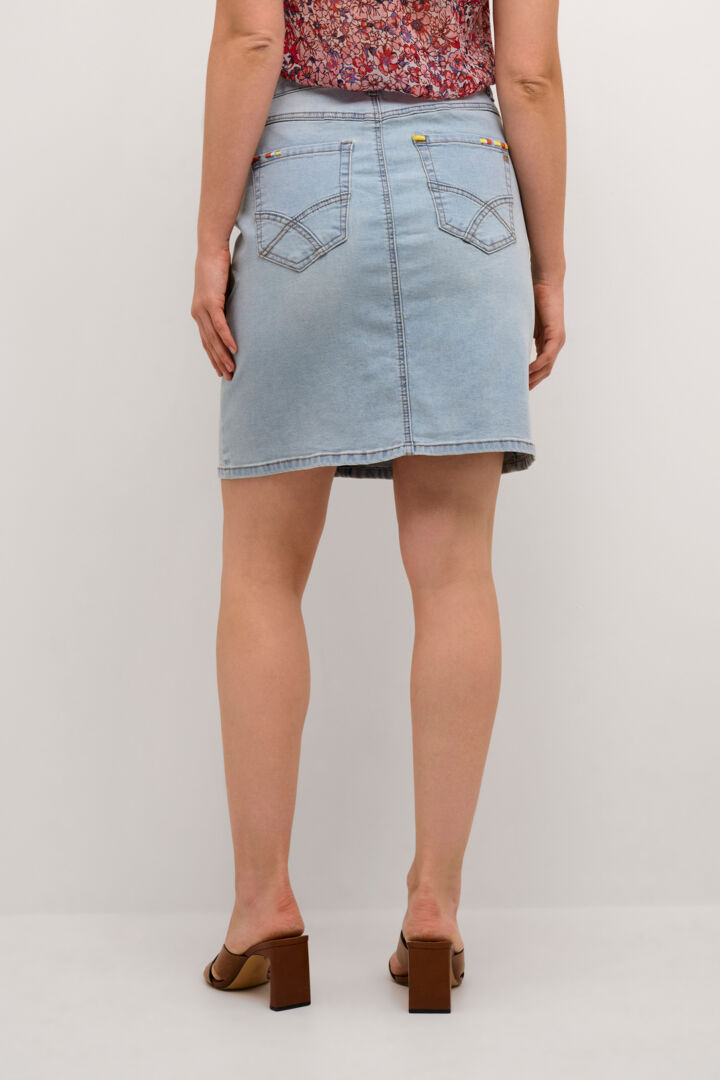 Get ready to strut your stuff in the Cream Zelina Denim Skirt! This knee-length skirt features a pork chop pocket and convenient belt loops. The subtle colour stitch detail on the back pockets adds a touch of playfulness to your look. Say hello to your new go-to skirt!