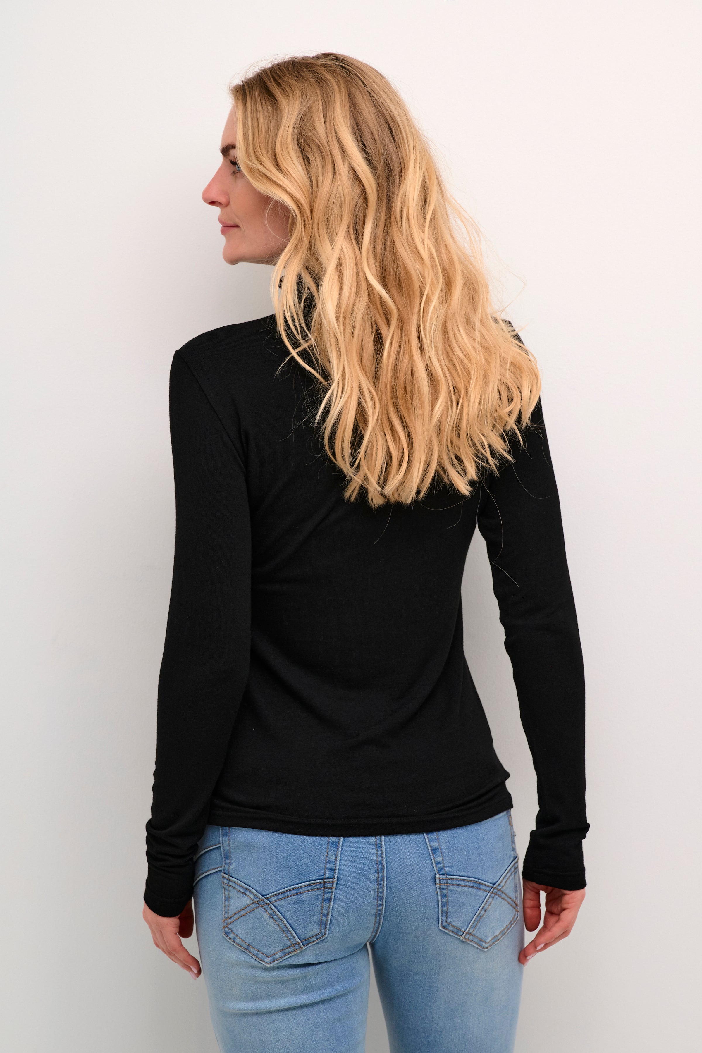 Stay cozy and chic with our Cream Amma Turtleneck. Made with soft, high-quality fabric, this turtleneck not only keeps you warm but also adds a touch of elegance to any outfit. Perfect for those chilly days when you want to make a statement (without sacrificing comfort!) Grab one now!