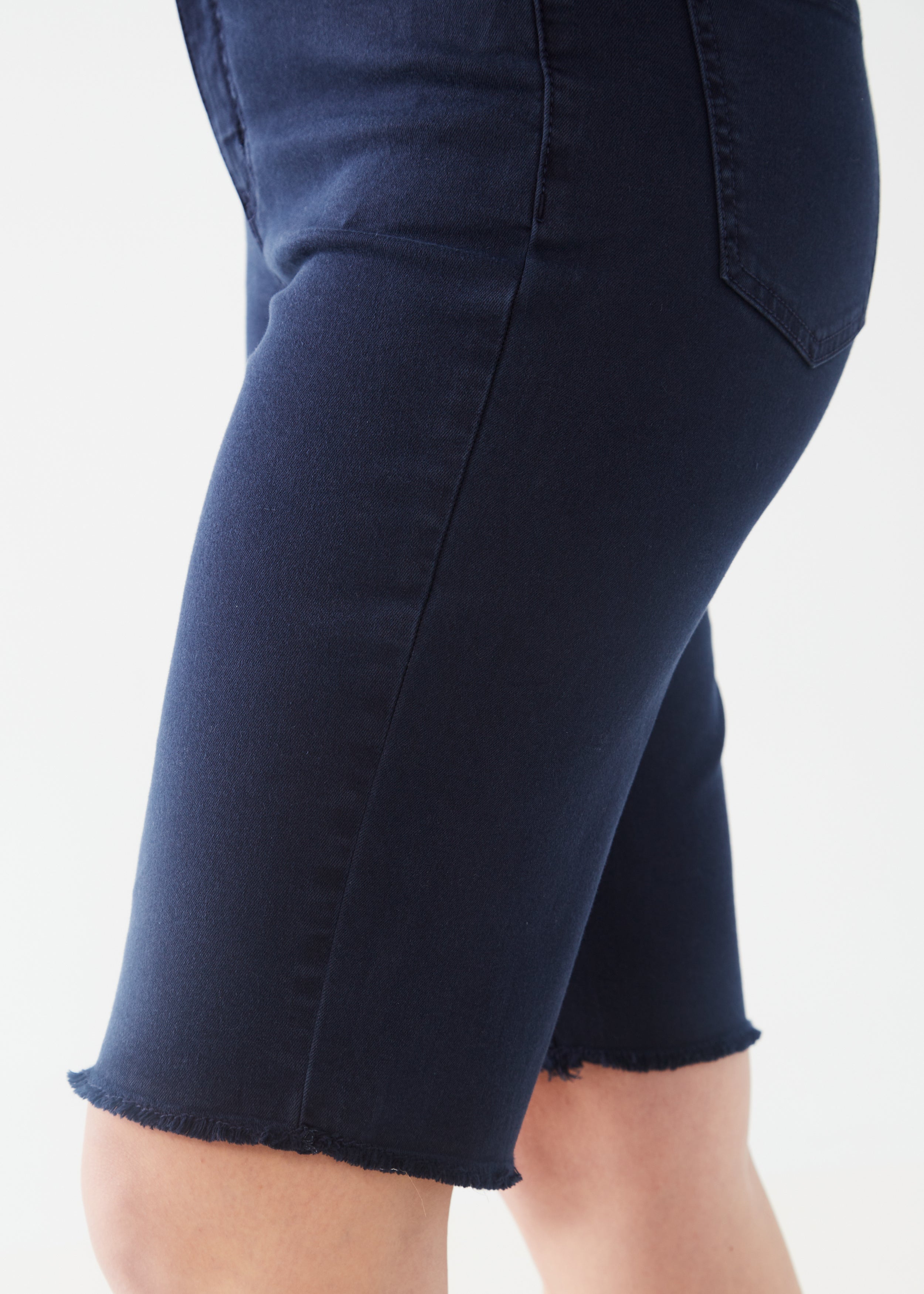 Effortlessly stylish and comfortable, the FDJ Suzanne Bermuda Short in navy is a must-have for any wardrobe.
