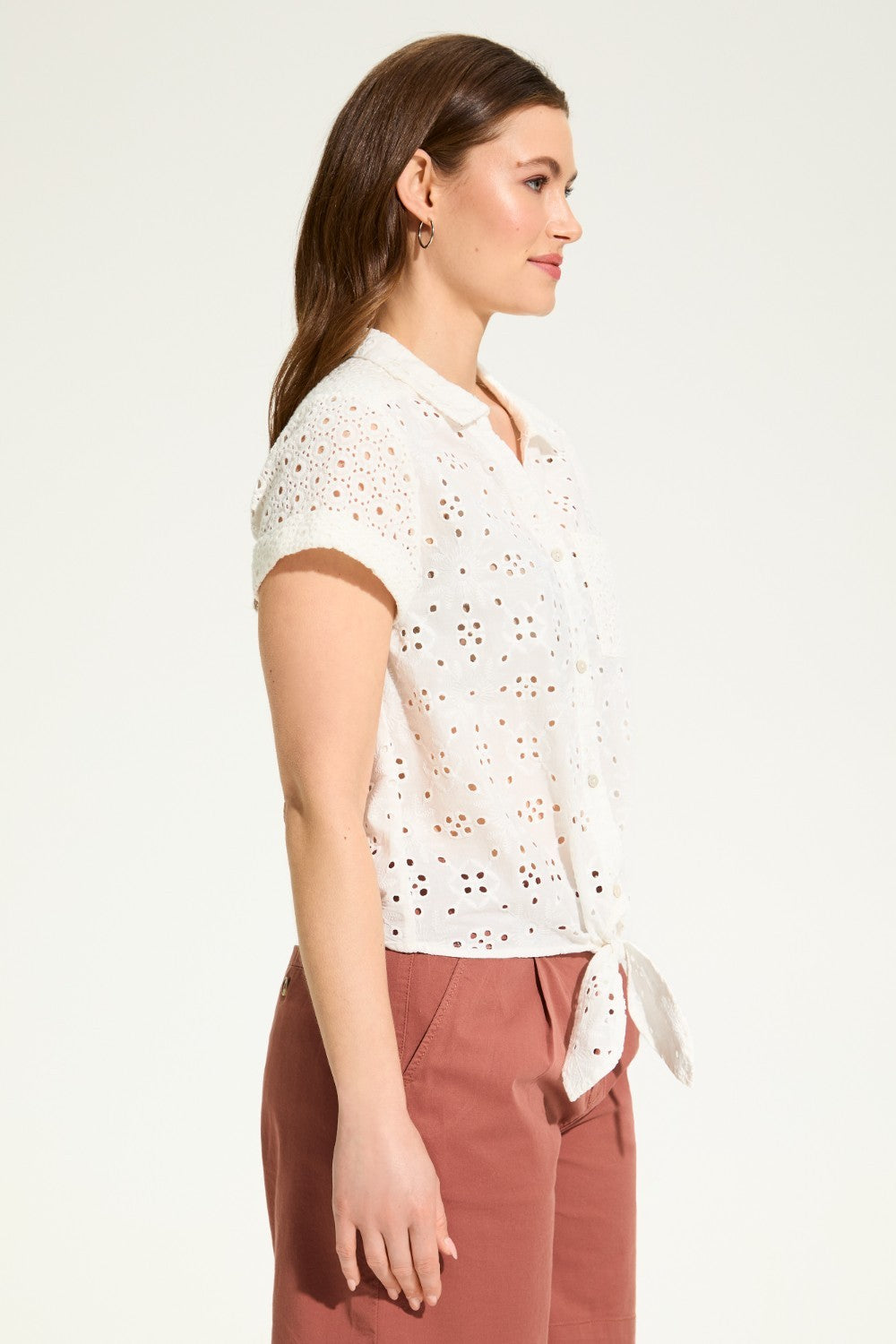 This 100% cotton top exudes effortless style with its eyelet lace detailing and playful tie at the front. A versatile choice for any casual occasion.