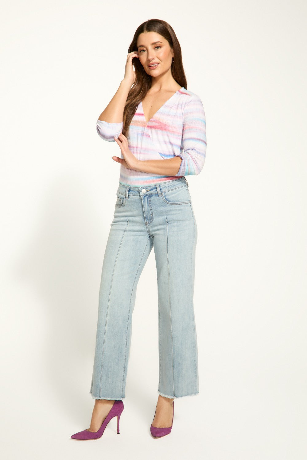 The FDJ Olivia Wide Ankle jeans feature a flattering pintuck design and frayed bottom, adding a touch of style to your casual outfit. Crafted with quality and comfort in mind, these jeans are a must-have for any fashion-forward individual.