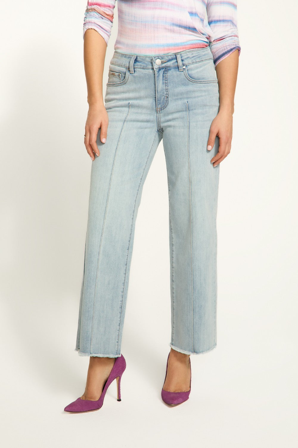 The FDJ Olivia Wide Ankle jeans feature a flattering pintuck design and frayed bottom, adding a touch of style to your casual outfit. Crafted with quality and comfort in mind, these jeans are a must-have for any fashion-forward individual.