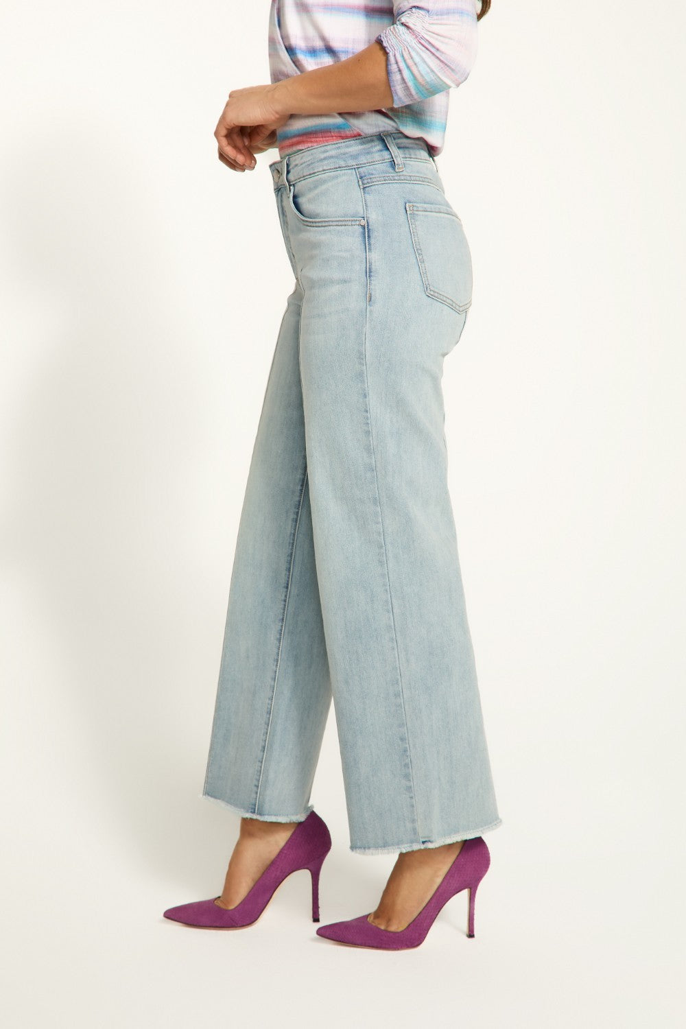 The FDJ Olivia Wide Ankle jeans feature a flattering pintuck design and frayed bottom, adding a touch of style to your casual outfit. Crafted with quality and comfort in mind, these jeans are a must-have for any fashion-forward individual.