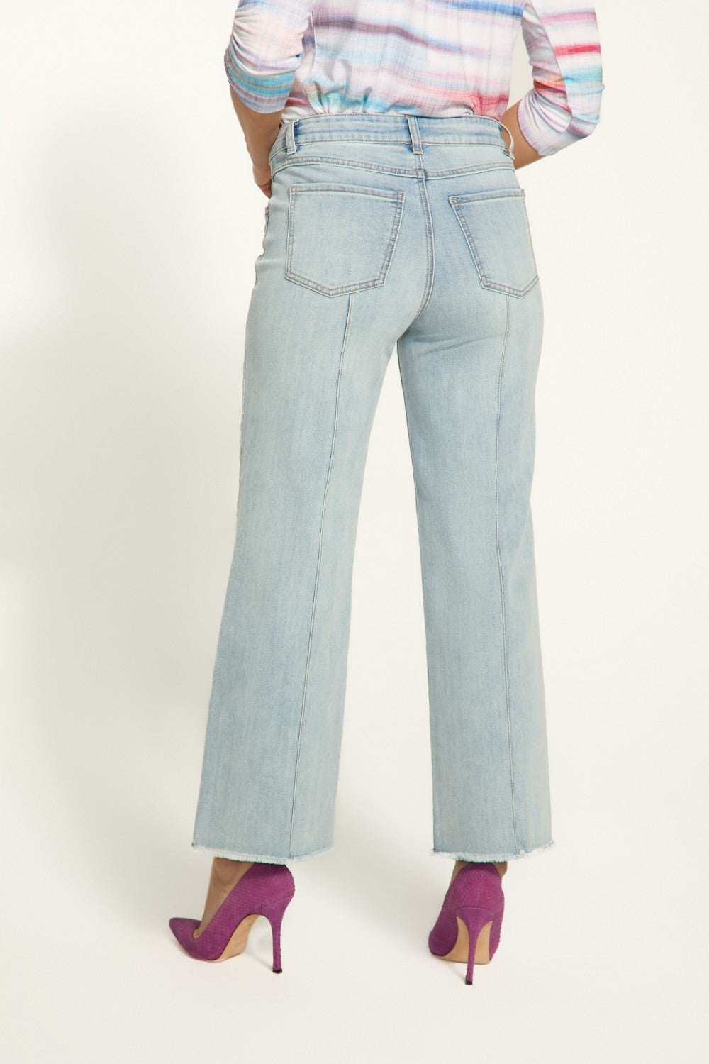 The FDJ Olivia Wide Ankle jeans feature a flattering pintuck design and frayed bottom, adding a touch of style to your casual outfit. Crafted with quality and comfort in mind, these jeans are a must-have for any fashion-forward individual.