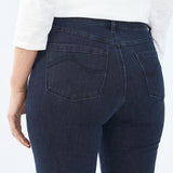 This Petite Suzanne in a more relaxed fit, made in our ultra-comfortable Supreme Denim. A stitched back pocket adds a special touch. Designed to become your go-to jean!