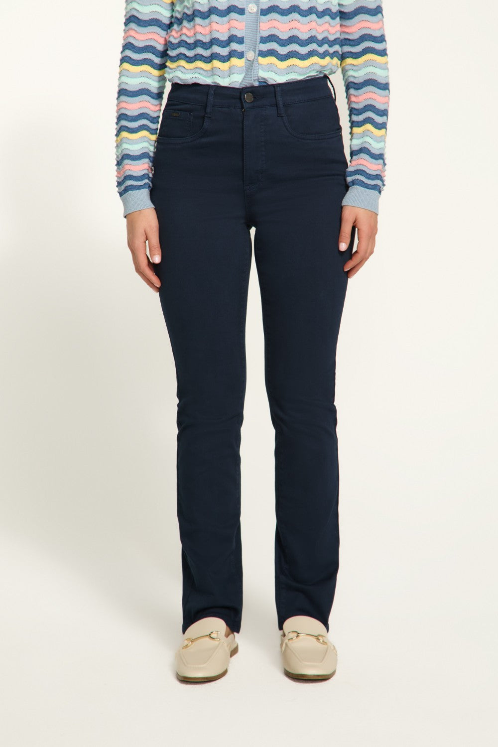 Featuring a high rise fit, the&nbsp;FDJ Suzanne Straight Leg jeans will enhance your silhouette and provide a comfortable, flattering fit. Perfect for any casual occasion, these jeans are a must-have.