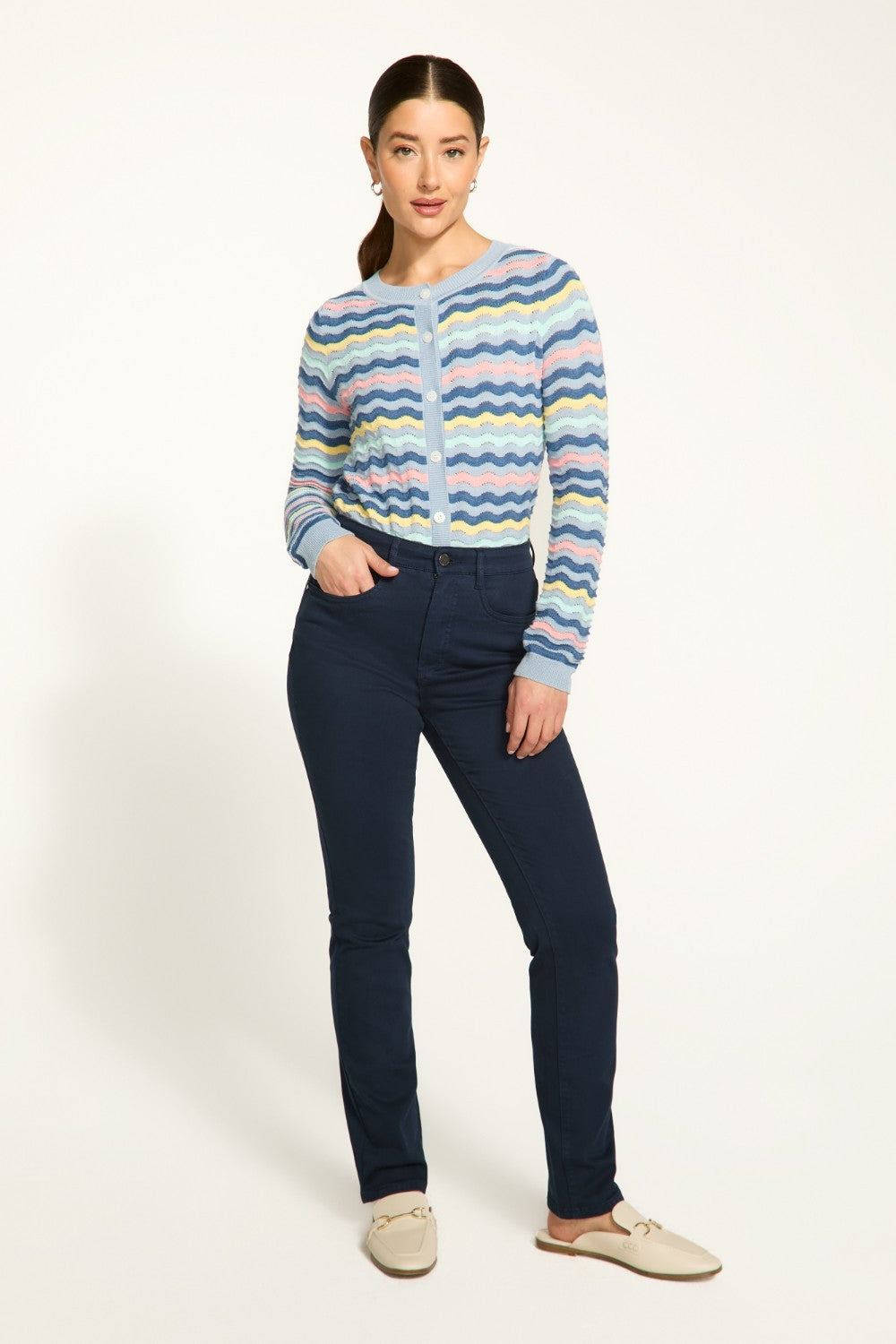 Designed for 5'4 and under, the FDJ PETITE Suzanne Straight Leg jeans will enhance your silhouette and provide a comfortable, flattering fit. Perfect for any casual occasion, these jeans are a must-have.