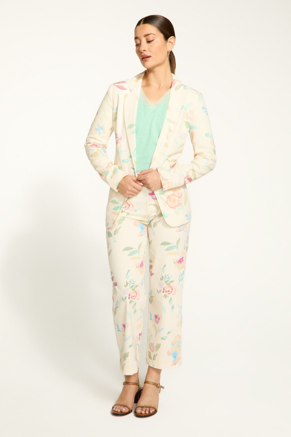 Expertly crafted from a linen blend, this FDJ Textured Printed Blazer boasts a beautiful floral print that is both timeless and elegant. Its impeccable construction and versatile fabric make it a must-have for any wardrobe. Elevate any look with this statement piece.