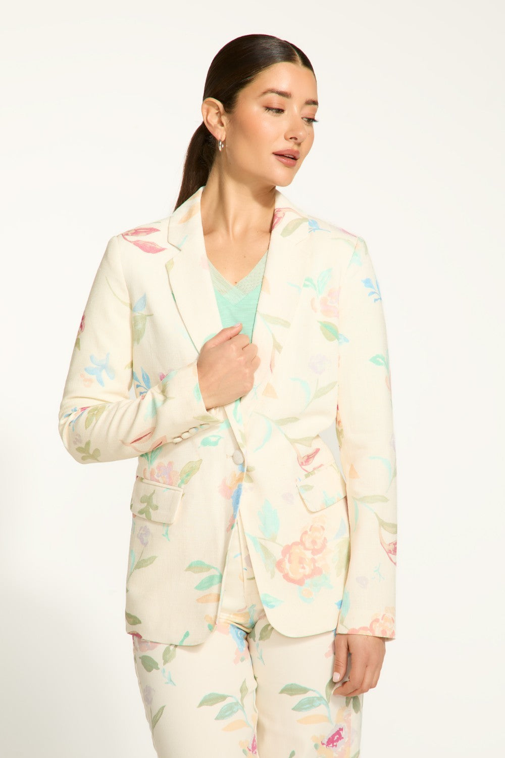 Expertly crafted from a linen blend, this FDJ Textured Printed Blazer boasts a beautiful floral print that is both timeless and elegant. Its impeccable construction and versatile fabric make it a must-have for any wardrobe. Elevate any look with this statement piece.