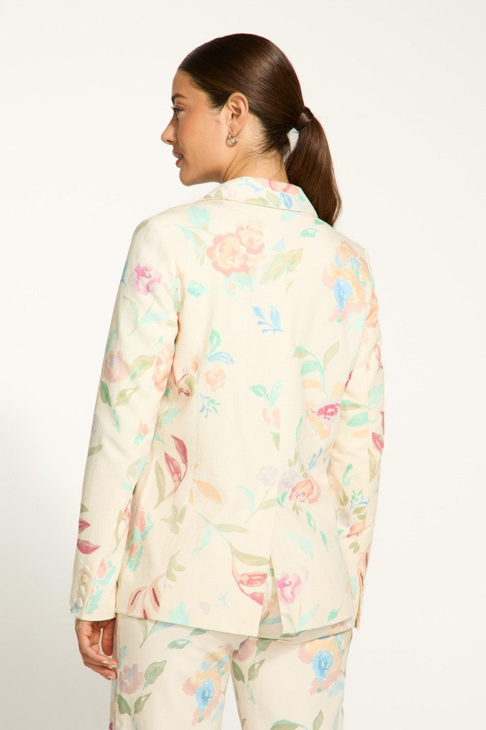 Expertly crafted from a linen blend, this FDJ Textured Printed Blazer boasts a beautiful floral print that is both timeless and elegant. Its impeccable construction and versatile fabric make it a must-have for any wardrobe. Elevate any look with this statement piece.