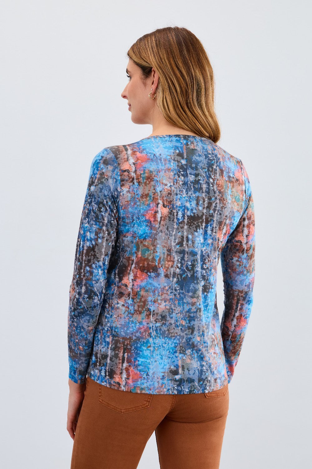 The FDJ Long Sleeve V-Neck Top offers a casual, lightweight fit that pairs effortlessly with your favourite denim. Its soft fabric keeps you comfortable all day, making it a versatile addition to your wardrobe for relaxed, everyday style.