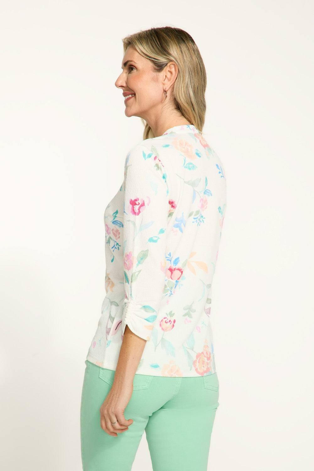 This FDJ 3/4 Sleeve V Neck Top boasts a beautiful floral print, perfect for adding a touch of femininity to any wardrobe. The pretty and delicate design is sure to make a statement while the 3/4 length sleeves provide coverage and comfort. Elevate your style with this chic top.