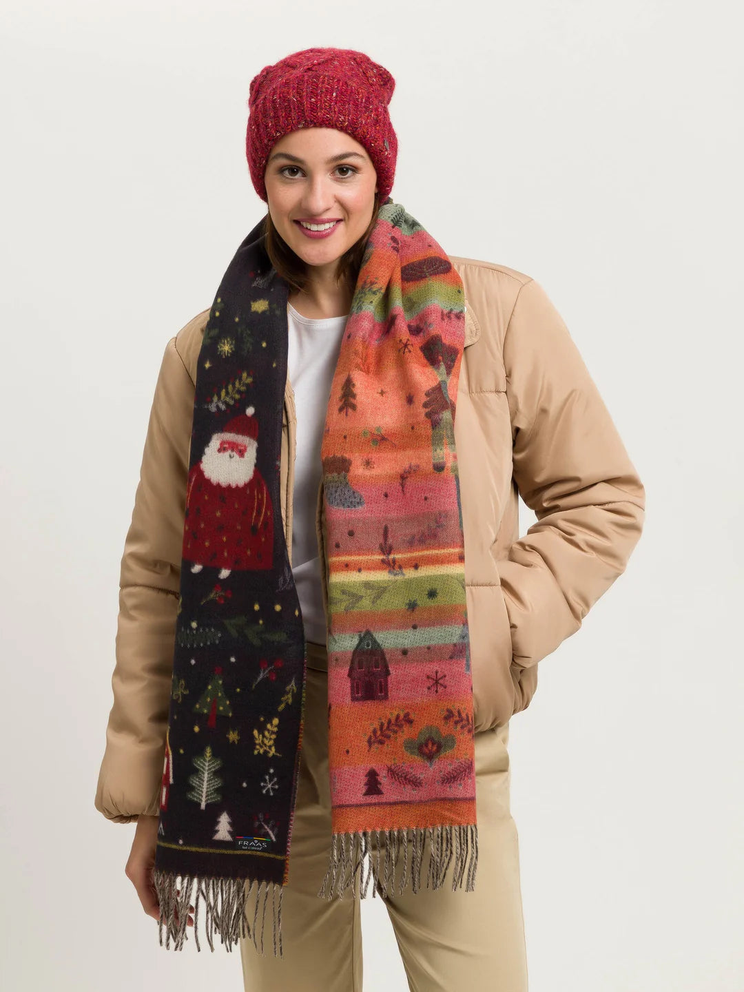 Christmas can come! The scarf with cheerful Christmas motifs from FRAAS spreads good cheer and creates a Christmas atmosphere. The woven scarf is 35 x 200 cm in size and made of extra soft cashmink, the specialty from FRAAS. Keeps out the cold and moisture and is also suitable for allergy sufferers. The scarf MADE IN GERMANY is the ideal companion for everyone who loves Christmas.