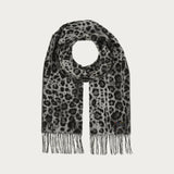 Chic all-rounder for winter: The FRAAS cashmink scarf is a real eye-catcher with its leopard design and long fringes. The classy look of the scarf can be easily combined with any fashionable outfit - from a business look to a women's coat. An elegant accessory. The 35 x 200 cm woven scarf is made from the best cashmink from FRAAS: gentle on the skin, warm and soft.