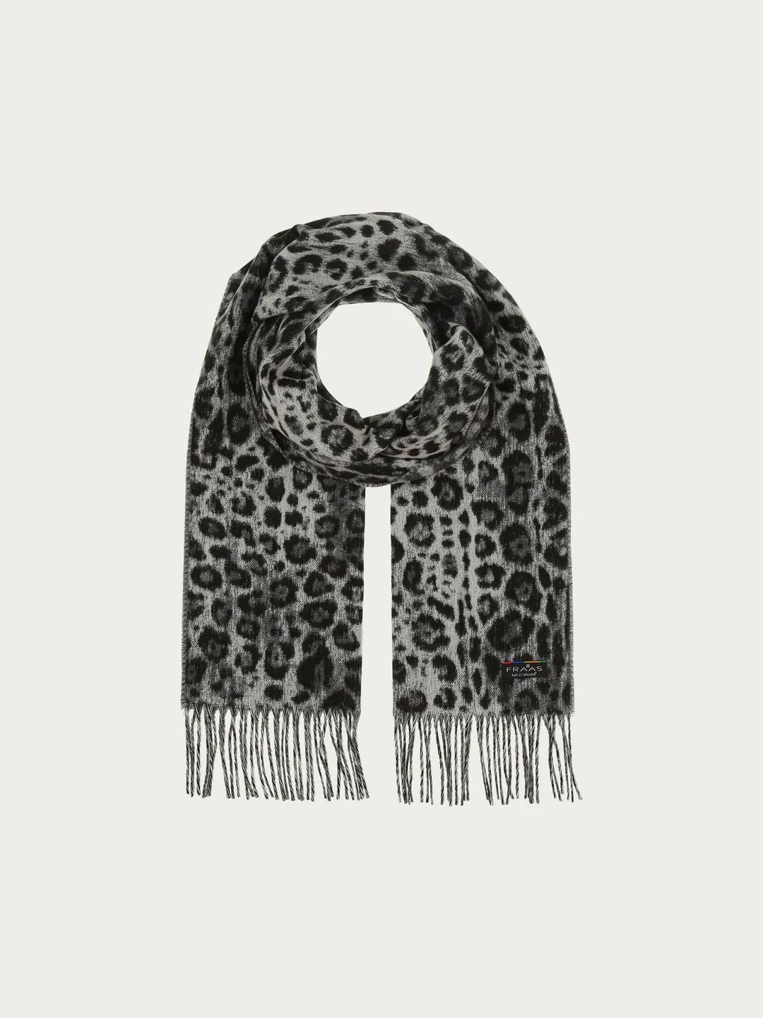 Chic all-rounder for winter: The FRAAS cashmink scarf is a real eye-catcher with its leopard design and long fringes. The classy look of the scarf can be easily combined with any fashionable outfit - from a business look to a women's coat. An elegant accessory. The 35 x 200 cm woven scarf is made from the best cashmink from FRAAS: gentle on the skin, warm and soft.