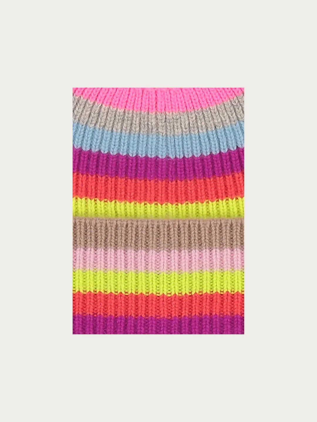 A good mood accessory for the cold season: the FRAAS chunky knit beanie has a relaxed look with its striped pattern in bright colours. Thanks to the wide brim, the beanie, which is made from 100% wool, adapts perfectly to the shape of the head. This keeps your head and ears nice and warm even in cold temperatures.