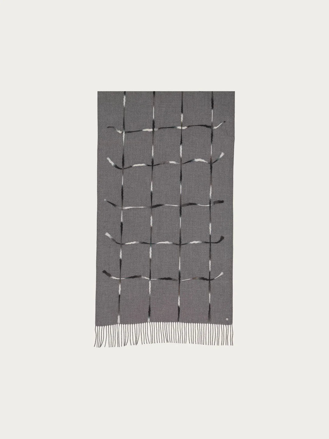 Elegant accessory for the cold season: The stole with window pane check perfects every outfit. Thanks to the sophisticated colour change in the stripes, it looks as if the yarn is shimmering. Combine the scarf with an elegant blazer, a winter coat or a sweater and jeans. With its 65 x 195 cm, the FRAAS stole can do anything and always looks good.