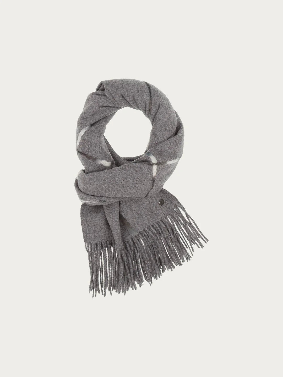 Elegant accessory for the cold season: The stole with window pane check perfects every outfit. Thanks to the sophisticated colour change in the stripes, it looks as if the yarn is shimmering. Combine the scarf with an elegant blazer, a winter coat or a sweater and jeans. With its 65 x 195 cm, the FRAAS stole can do anything and always looks good.