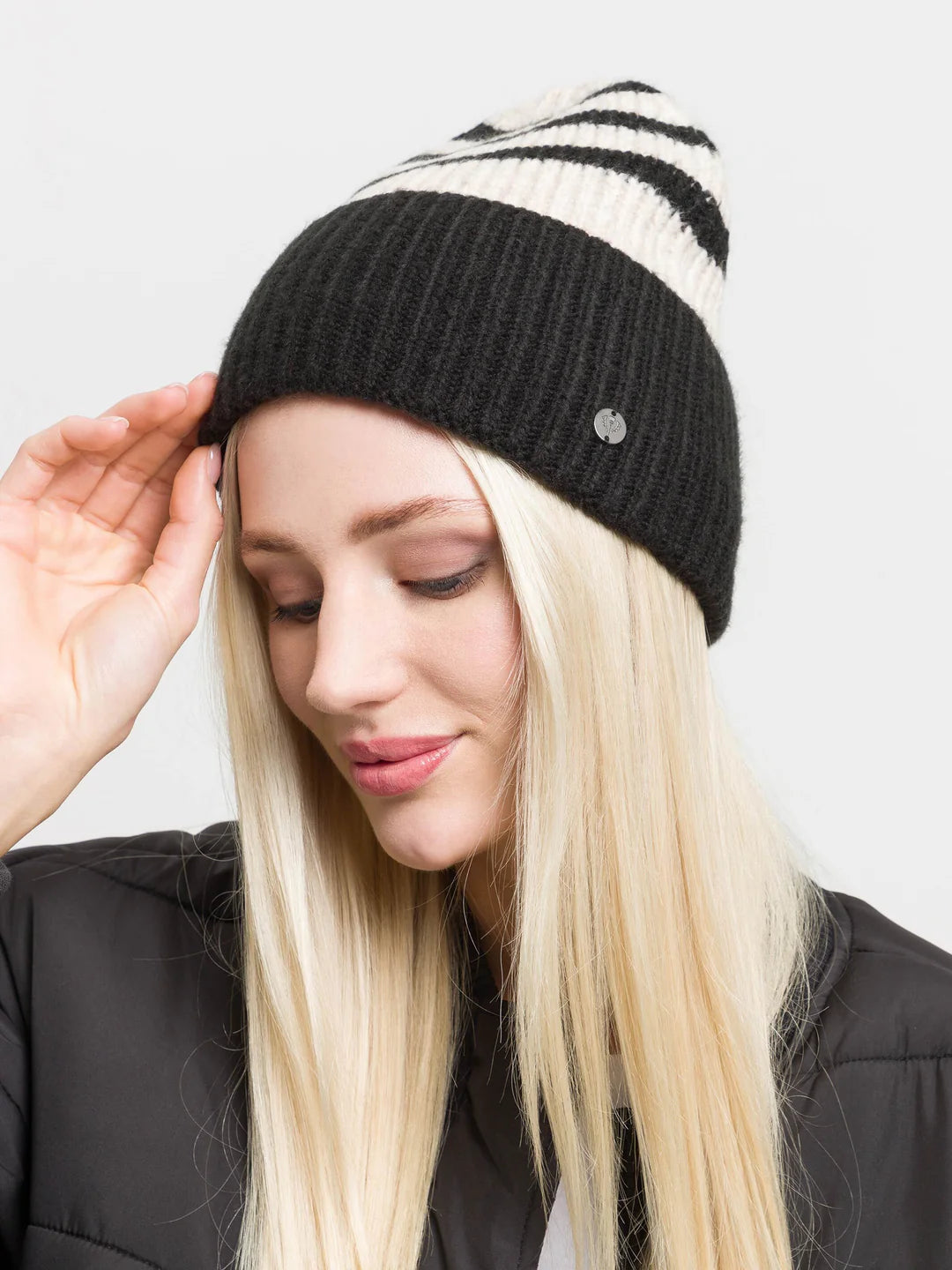 A casual accessory for the cold season: the FRAAS chunky knit beanie has a relaxed look with its striped pattern. Thanks to the wide brim, the beanie made from a wool blend hugs the head perfectly. This keeps your head and ears nice and warm even in cold temperatures.