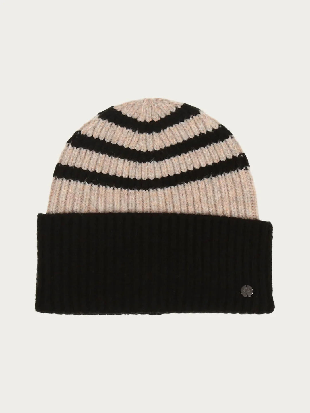 A casual accessory for the cold season: the FRAAS chunky knit beanie has a relaxed look with its striped pattern. Thanks to the wide brim, the beanie made from a wool blend hugs the head perfectly. This keeps your head and ears nice and warm even in cold temperatures.