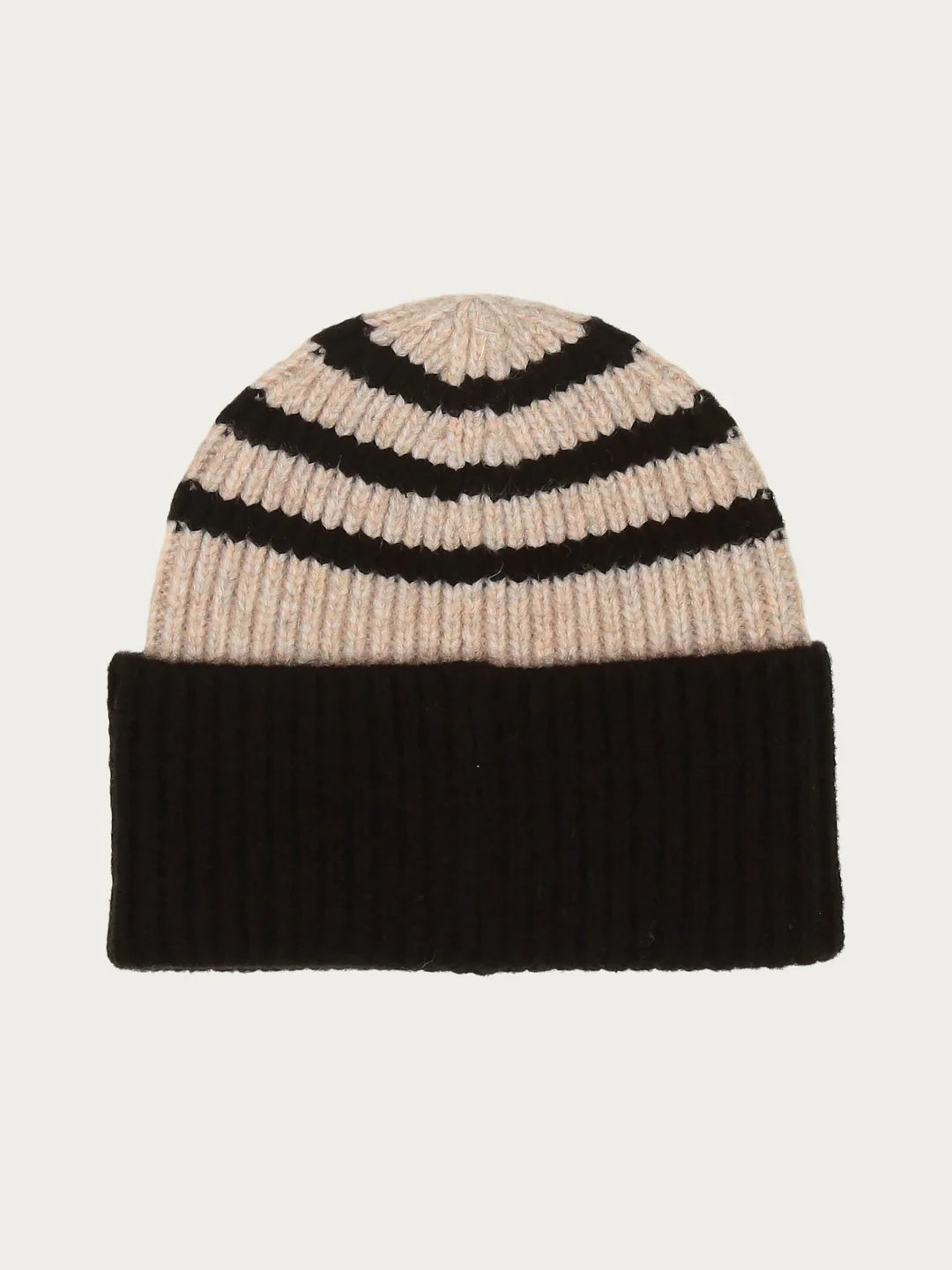 A casual accessory for the cold season: the FRAAS chunky knit beanie has a relaxed look with its striped pattern. Thanks to the wide brim, the beanie made from a wool blend hugs the head perfectly. This keeps your head and ears nice and warm even in cold temperatures.