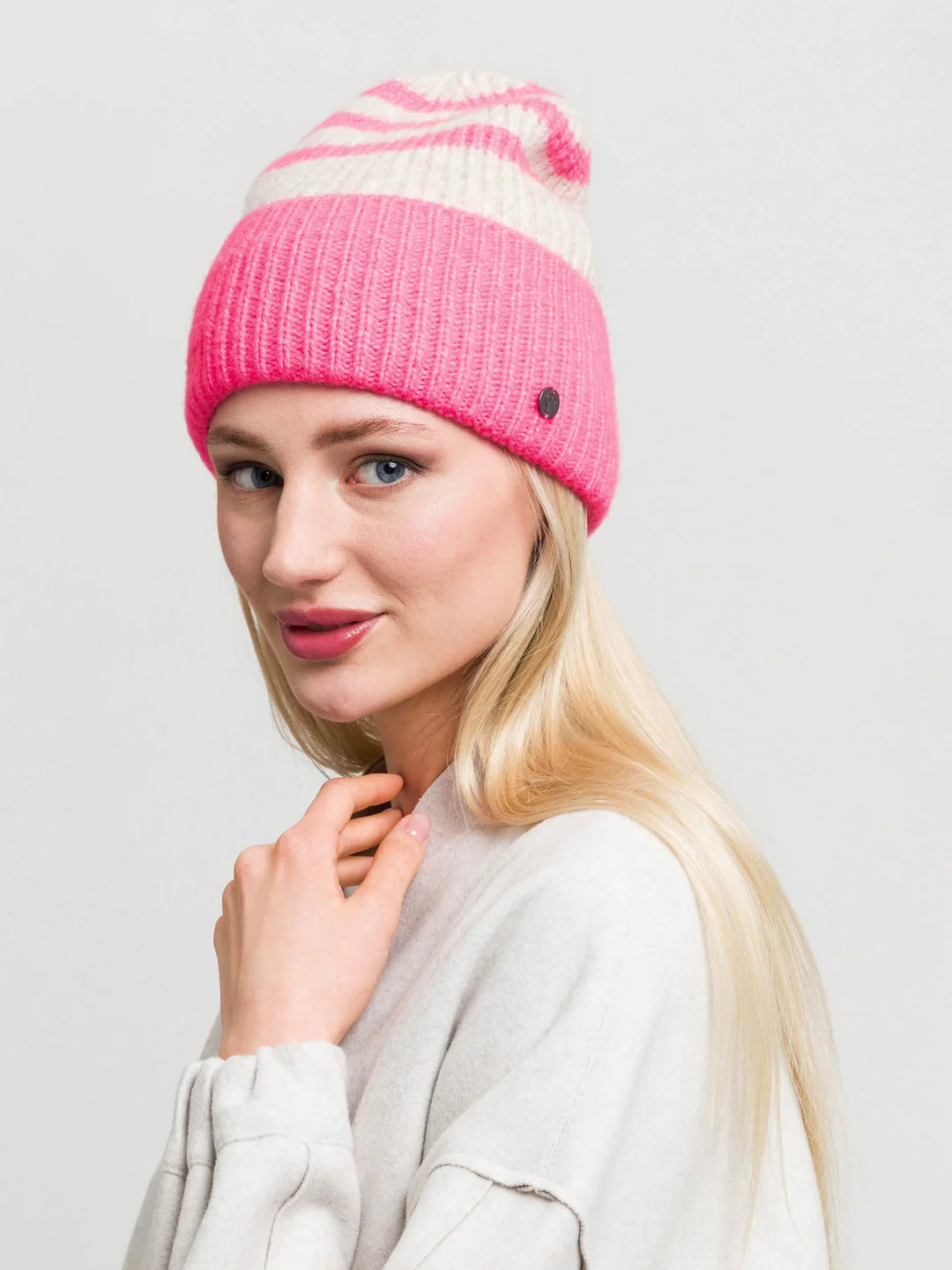 A casual accessory for the cold season: the FRAAS chunky knit beanie has a relaxed look with its striped pattern. Thanks to the wide brim, the beanie made from a wool blend hugs the head perfectly. This keeps your head and ears nice and warm even in cold temperatures.