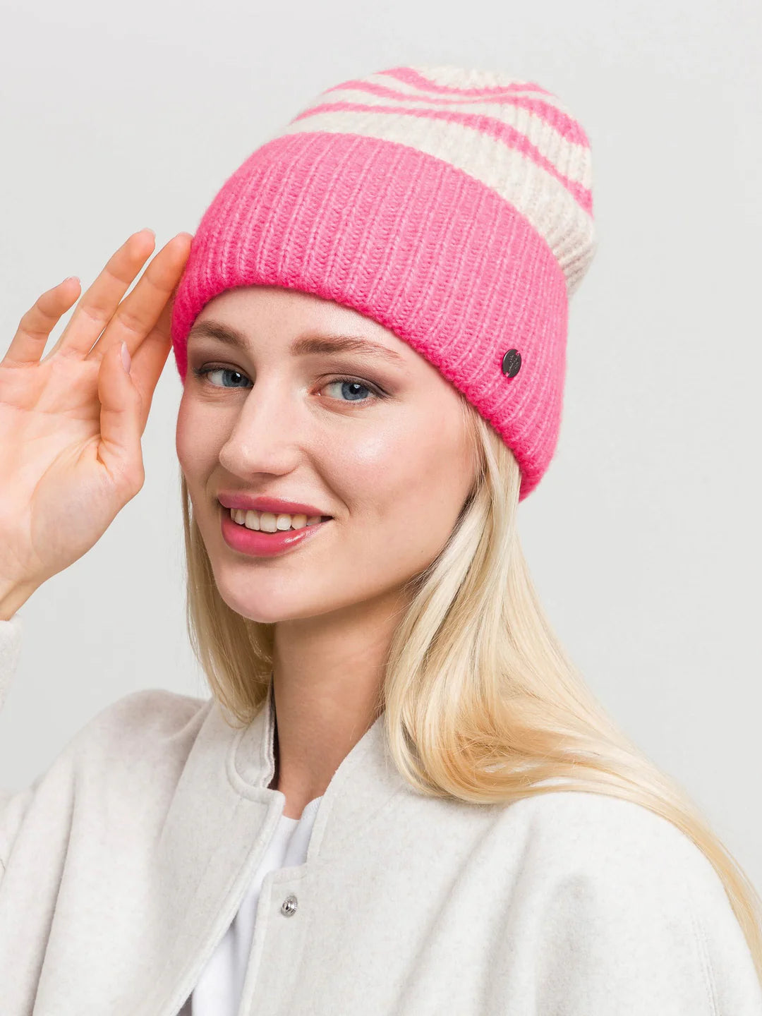 A casual accessory for the cold season: the FRAAS chunky knit beanie has a relaxed look with its striped pattern. Thanks to the wide brim, the beanie made from a wool blend hugs the head perfectly. This keeps your head and ears nice and warm even in cold temperatures.