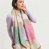 Wrapped up warm through the cold season: The FRAAS Cashmink scarf is a real eye-catcher with its large colour blocks. The soft woven scarf with a size of 62 x 180 cm can be combined with many outfits. Cashmink ensures a comfortable feel: beautifully soft, warm and gentle on the skin. The best thing: the scarf contains cotton made from waste from the T-shirt industry. This was recycled and transformed into this beautiful woven scarf.