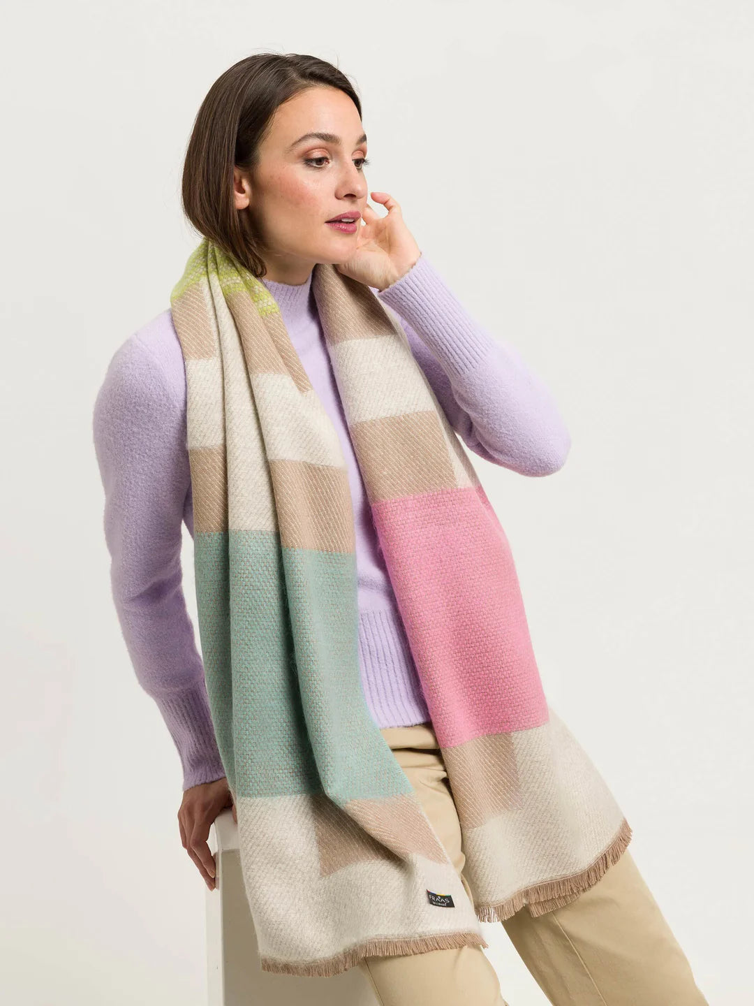 Wrapped up warm through the cold season: The FRAAS Cashmink scarf is a real eye-catcher with its large colour blocks. The soft woven scarf with a size of 62 x 180 cm can be combined with many outfits. Cashmink ensures a comfortable feel: beautifully soft, warm and gentle on the skin. The best thing: the scarf contains cotton made from waste from the T-shirt industry. This was recycled and transformed into this beautiful woven scarf.