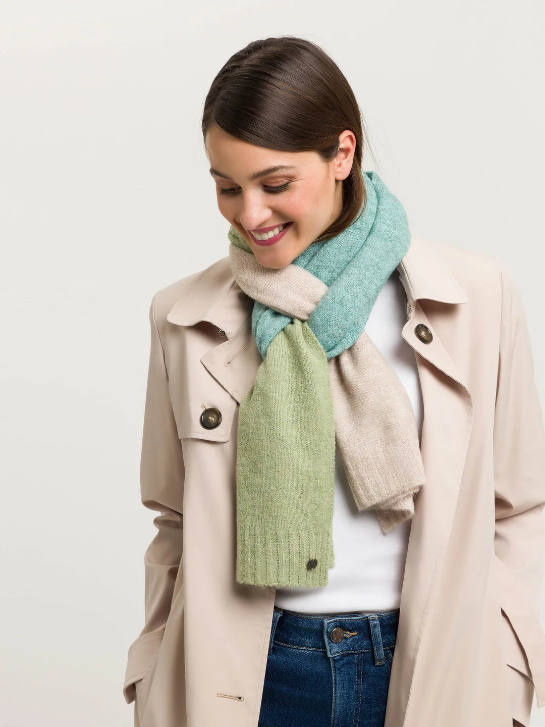 Chic all-rounder: the FRAAS scarf with block stripes goes with almost any of your favourite outfits - whether elegant with a blazer or casual with a winter jacket. The knitted scarf measures 40 x 180 cm and ensures that you stay warm on cold winter days. It is also a real sustainability pro: it contains recycled polyester - made from used PET bottles. It was also produced in a CO2-neutral way. That can only make you feel good when you wear it!