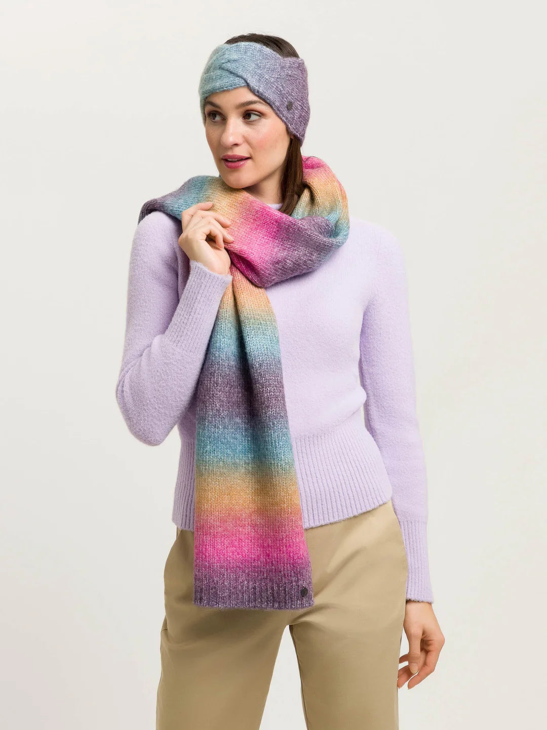 Eye-catching: the cosy knitted scarf with ombré colour gradient attracts everyone's attention. With the 35 x 180 cm scarf, cool temperatures are no longer a problem. Off you go on your next walk or shopping trip!